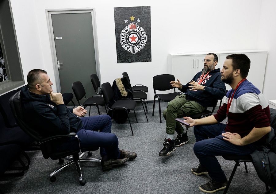 Savić u razgovoru sa novinarima Mozzart Sport, Đorđem Matićem i Nikolom Miloradovićem (© Star sport)